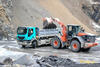 03. Iveco Trakker AD260T41 Dakar plněný nakladačem Hitachi ZW220