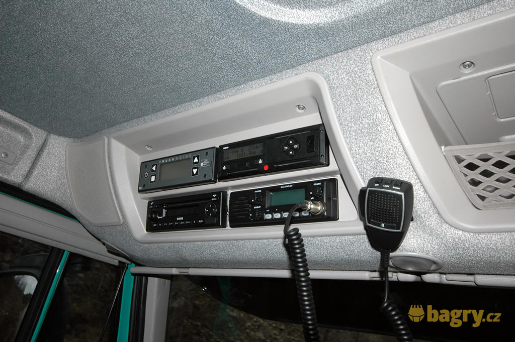 14. Ovládací panel váhy Truck Weigh, digitální tachograf Iveco, autorádio Iveco, CB vysílačka Allamat 298