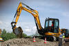 06. JCB 86C-1 pod vedením jednoho z žáků strojnické školy