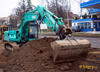 Pásové rypadlo Kobelco SK260NLC-9 nabírá materiál