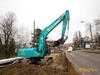 Pásové rypadlo Kobelco SK260NLC-9 se vytáčí ve výkopu