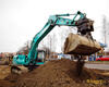 Pásové rypadlo Kobelco SK260NLC-9 sype materiál