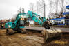 Pásové rypadlo Kobelco SK260NLC-9 zarovnává terén