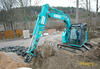 Kobelco SK75SR-3 nabírá materiál