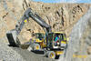 Kolové rypadlo Volvo EW 140D sype materiál