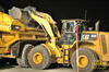 Kolový nakladač Caterpillar 966K při večerním představení Malaze