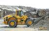 Kolový nakladač Volvo L150H nabírá materiál