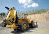 Kolový nakladač Volvo L150H s vyklopenou kapotou