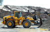 Kolový nakladač Volvo L150H sype materiál