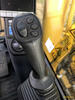 11. Joystick s proporcionálním posuvníkem pro ovládání přídavné hydrauliky. Pogumování je tvrdší, takže se nedostavuje efekt přilepených rukou.