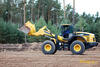 Komatsu WA380-7 přijíždí s nákladem - boční pohled