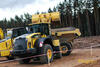 Komatsu WA380-7 vysypává náklad