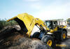 Kolový nakladač Komatsu WA470-7 nabírá materiál