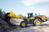 Kolový nakladač Komatsu WA470-7 sype materiál
