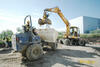 Vysypávání materiálu do dempru Terex