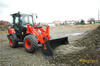 Kolový nakladač Kubota R085 nabírá materiál