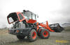 Kolový nakladač Kubota R085 s odklopenými kapotami