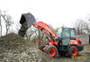 Kolový nakladač Kubota R085 sype materiál