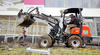 Kubota RT 210 vykládá materiál