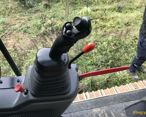 17. Detail nezvykle řešeného vyklápění joysticku - vystřelovací signalizace při aktivní pracovní hydraulice