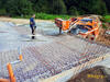 Do základové desky dnes padne 40 m³ betonu