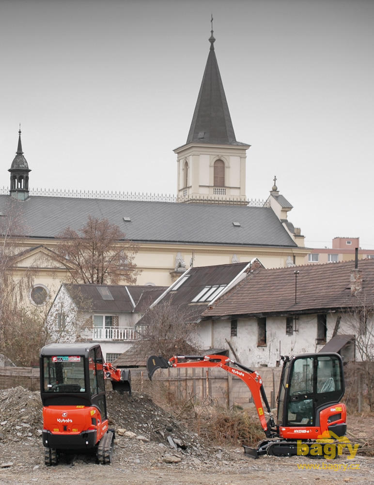 Obě Kuboty na pozadí kostela sv. Urbana v Olomouci