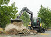 Kolové rypadlo Mecalac 714 MWe sype materiál