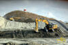 Kloubový dempr Caterpillar 730 přijíždí pod rypadlo Caterpillar 329E
