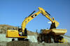 Pásové rypadlo Caterpillar 329E nakládá kloubový dempr 730