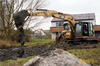 Pásové rypadlo Caterpillar 311F LRR při práci s bahnem