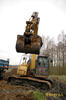 Pásové rypadlo Caterpillar 311F LRR s naloženým materiálem