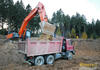 Pásové rypadlo Hitachi Zaxis ZX350LC-6 nakládá sklápěč