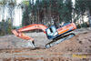 Pásové rypadlo Hitachi Zaxis ZX350LC-6 sjíždí svah