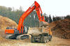 Pásové rypadlo Hitachi Zaxis ZX350LC-6 sype materiál. Ilustrační foto