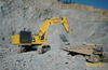 Pásové rypadlo Komatsu PC800LC-8 a dempr Caterpillar 773F