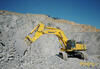 Pásové rypadlo Komatsu PC800LC-8 nabírá materiál