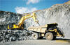 Pásové rypadlo Komatsu PC800LC-8 nakládá dempr Caterpillar 773F