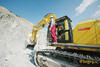 Strojník Libor Stejskal na rypadle Komatsu PC800LC-8