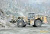 Nakladač Caterpillar 988 H osazený řetězy Pewag v akci