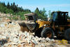 Roštová lopata EBF Heavy Duty s přidržovačem nabrala kmenivo