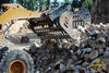 Roštová lopata EBF Heavy Duty s přidržovačem vysypává hrubou frakci na hromadu