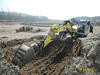Kolové rypadlo Wacker Neuson EW 100 nabírá materiál