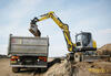 Kolové rypadlo Wacker Neuson EW 100 sype materiál