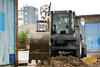David Hůrka za joysticky stroje Terex TLB890