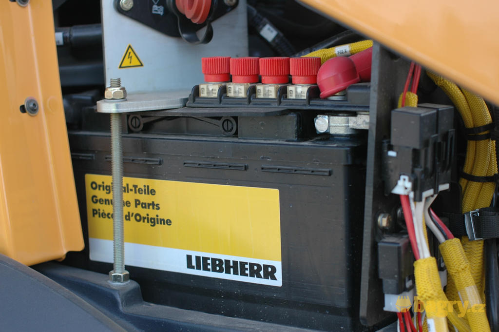 12V baterie kompaktního kolového nakladače Liebherr L 508