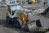 Kompaktní kolový nakladač Liebherr L 508 jede pro materiál