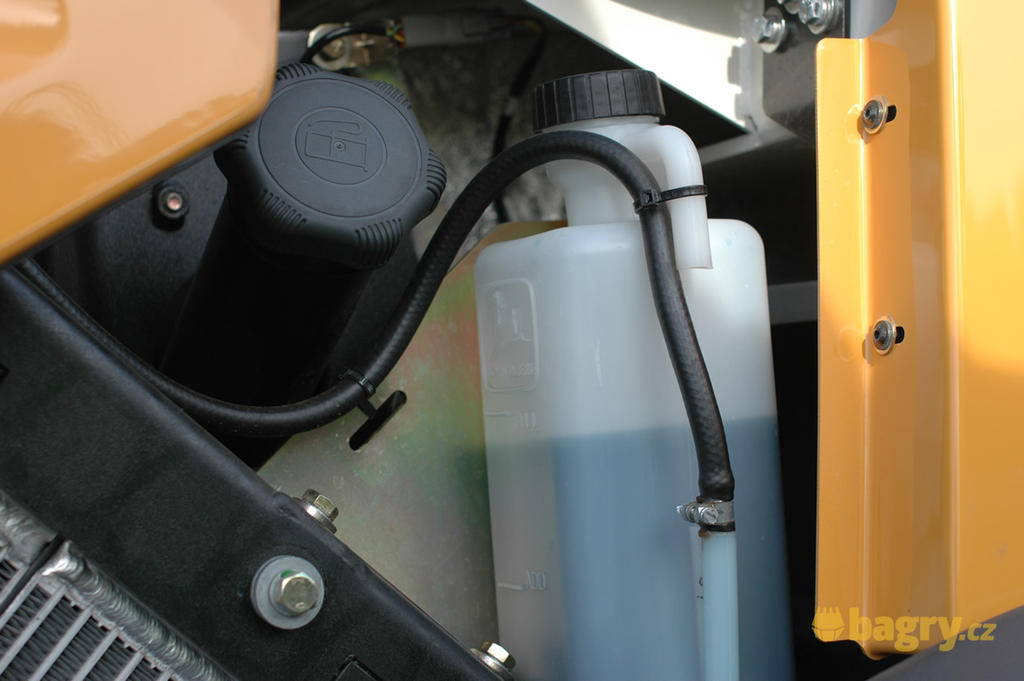 Nádržka s chladicí kapalinou a vstup pro čerpání paliva kolového nakladače Liebherr 508