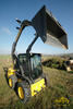 New Holland L220 se supervýložníkem nahoře