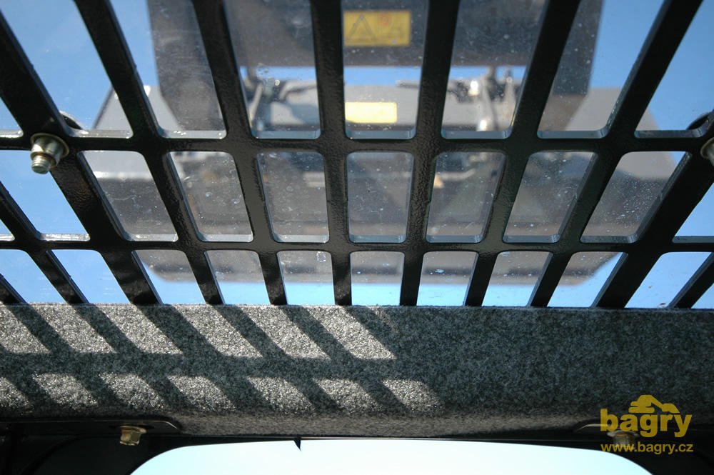 Výhled střešním oknem na lopatu