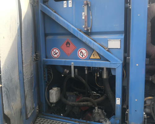 44. Hydraulická nádrž, pod kterou je umístěno čerpadlo, se nachází za kabinou.